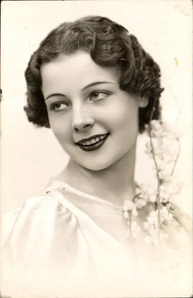 Mulher jovem sorridente — retrato — editor KOLK, n° 9606 - Frente