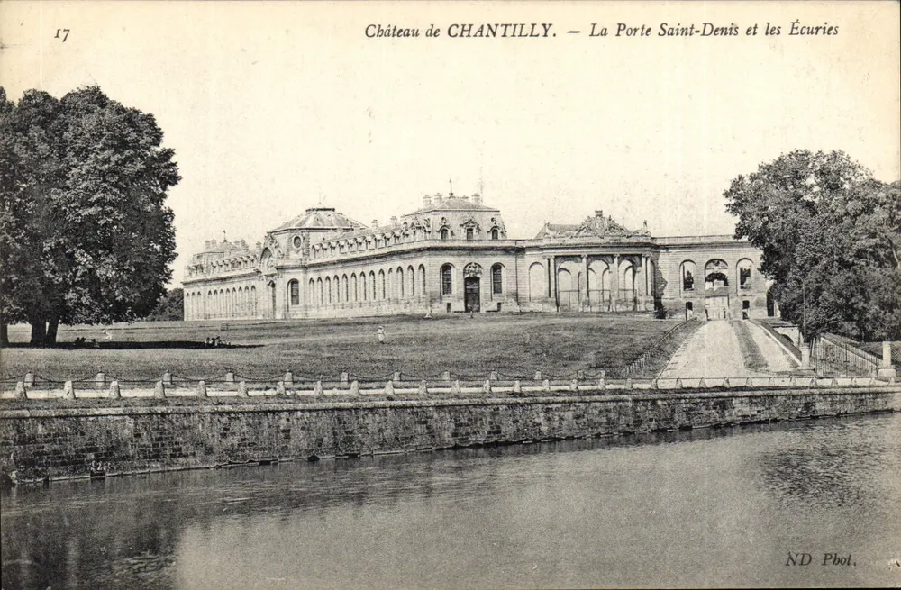Schloss CHANTILLY — Die Saint-Denis-Pforte und die Ställe — ND Pbol. - Vorderseite
