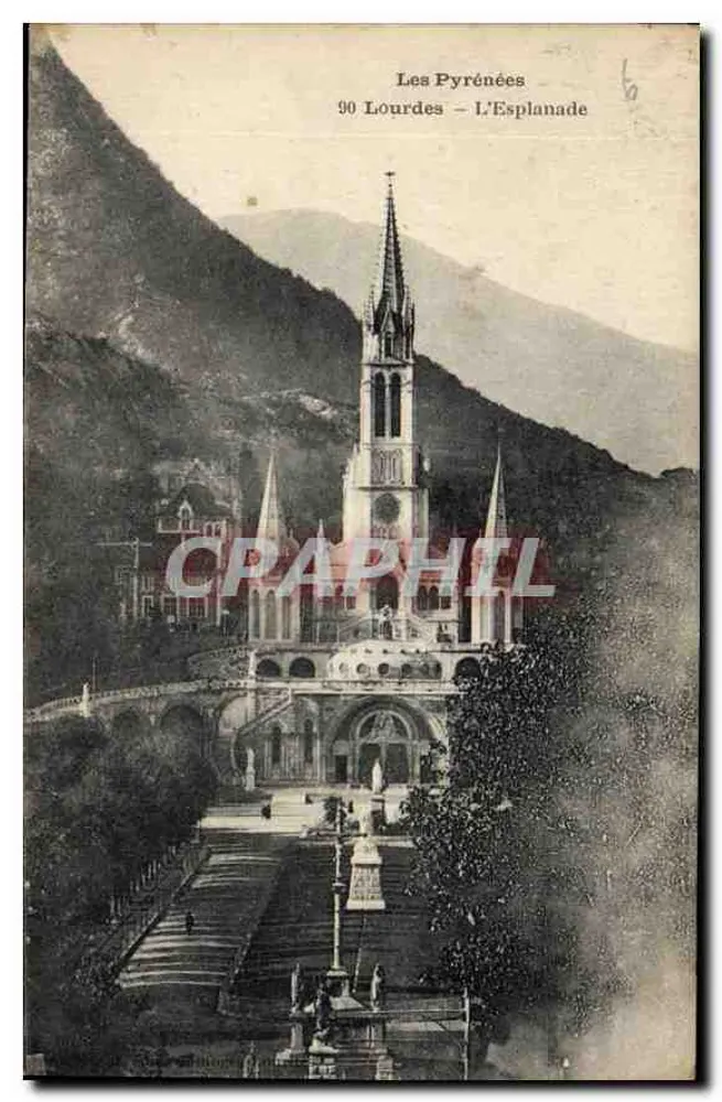 Lourdes — A Esplanada — Os Pirineus - Frente