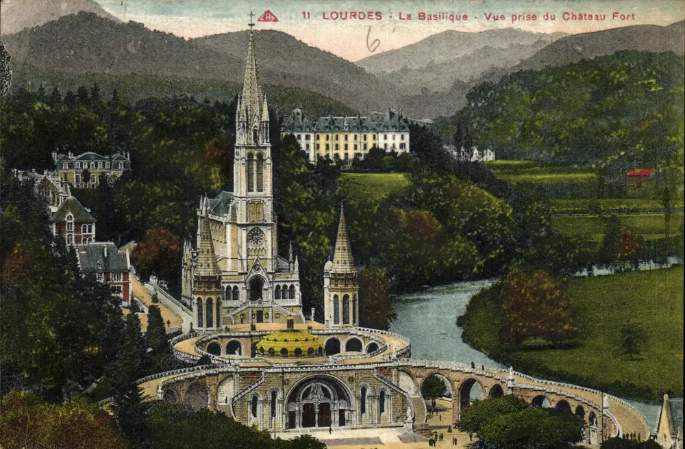 Lourdes - Die Basilika - Ansicht vom Festungsschloss - Vorderseite