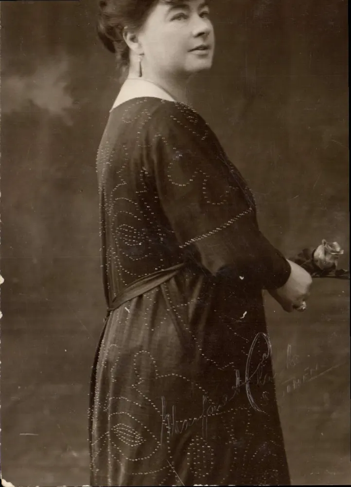 Retrato de uma mulher — estúdio — Atelier de M. F. C. Paris - Frente