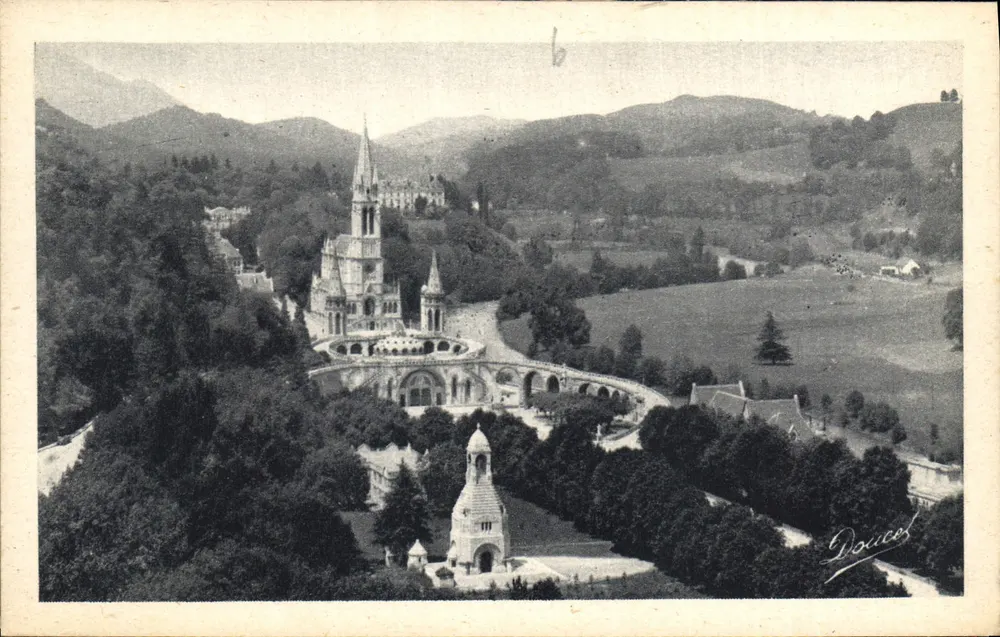 Lourdes — Blick auf die Basilika und das gemeinsame Denkmal vom Schloss — Edit. du Palais du Rosaire - Lourdes - Vorderseite