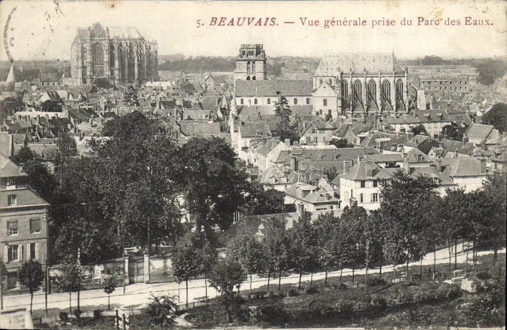 Beauvais — Vista geral tirada do Parc des Eaux - Frente