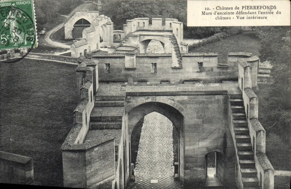 Schloss Pierrefonds — Schutzmauern vor der Eingangstür — Innenansicht - Vorderseite