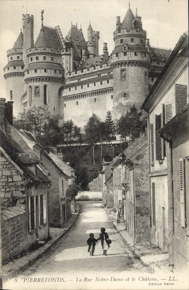 Pierrefonds — Rue Notre-Dame und das Schloss — Edition Varin - Vorderseite