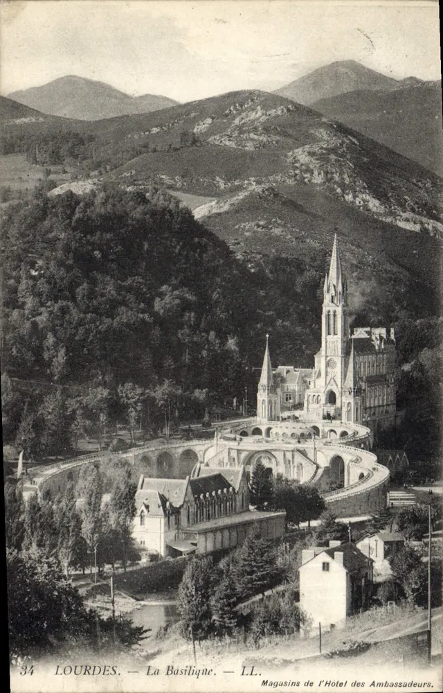 Lourdes — A Basílica — Magasins de l'Hôtel des Ambassadeurs - Frente