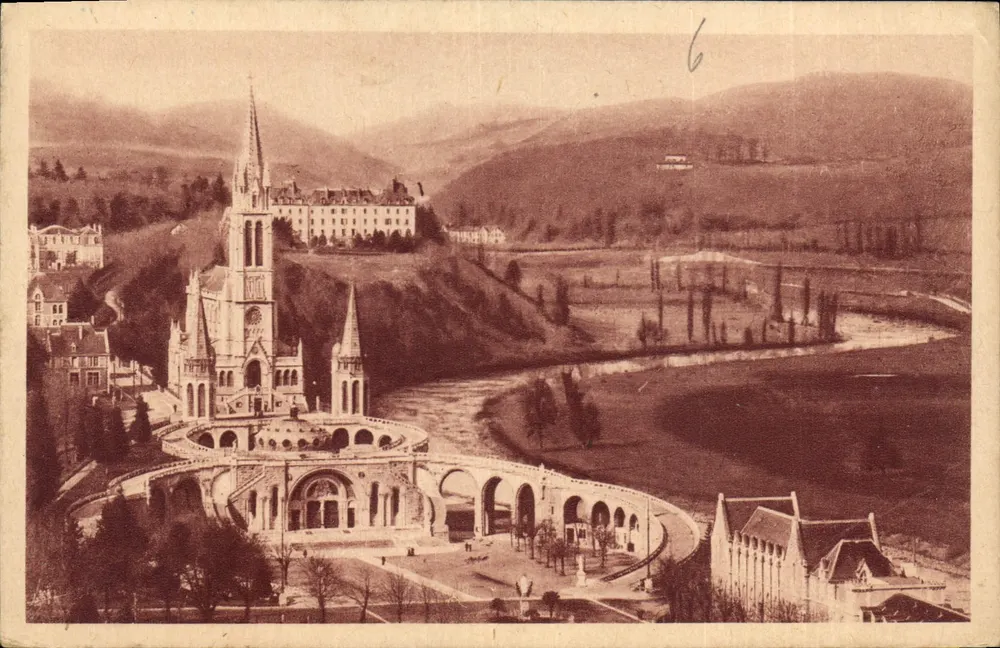 Lourdes — Blick auf die Basilika vom Schloss-Fort — Edition P. Douchet, Nr. 39 - Vorderseite