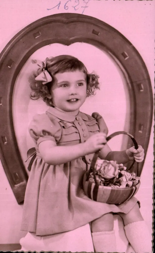 Menina com cesto de flores — foto de estúdio — editor desconhecido, n° de série 1627 - Frente