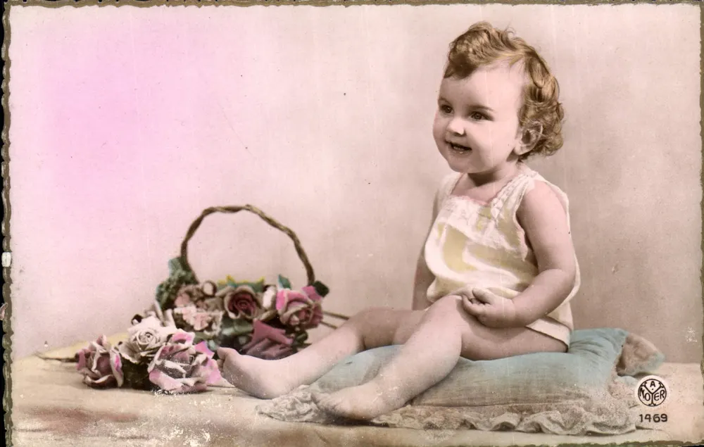 Bebê sorridente — com cesto de rosas — KATY NOYER 1969 - Frente