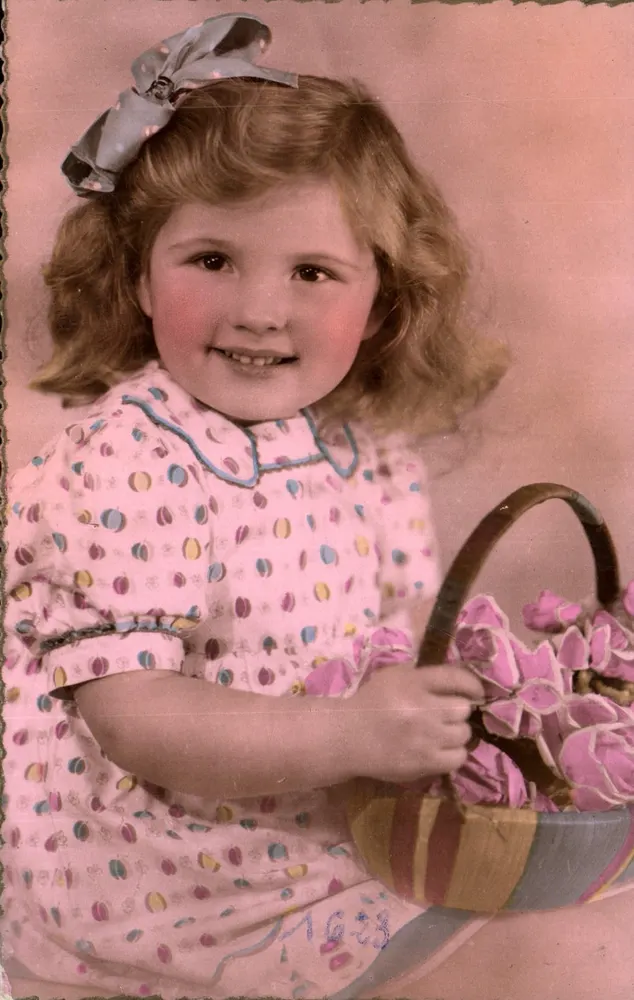 Menina sorridente — com cesto de flores — Imprensa Vojer, n°1623 - Frente