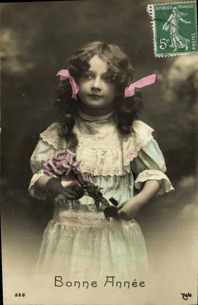 Menina com vestido de mangas largas — segurando uma rosa — editor Polo, n° 335 - Frente