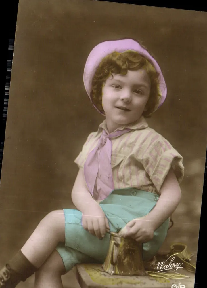 Menina pequena com chapéu rosa — estúdio Walerry — número de série não visível - Frente