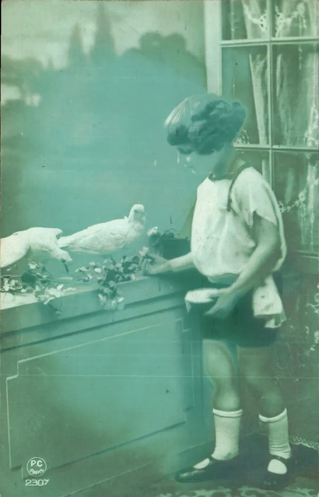 Menina alimentando pombos — PC Paris 2307 - Frente