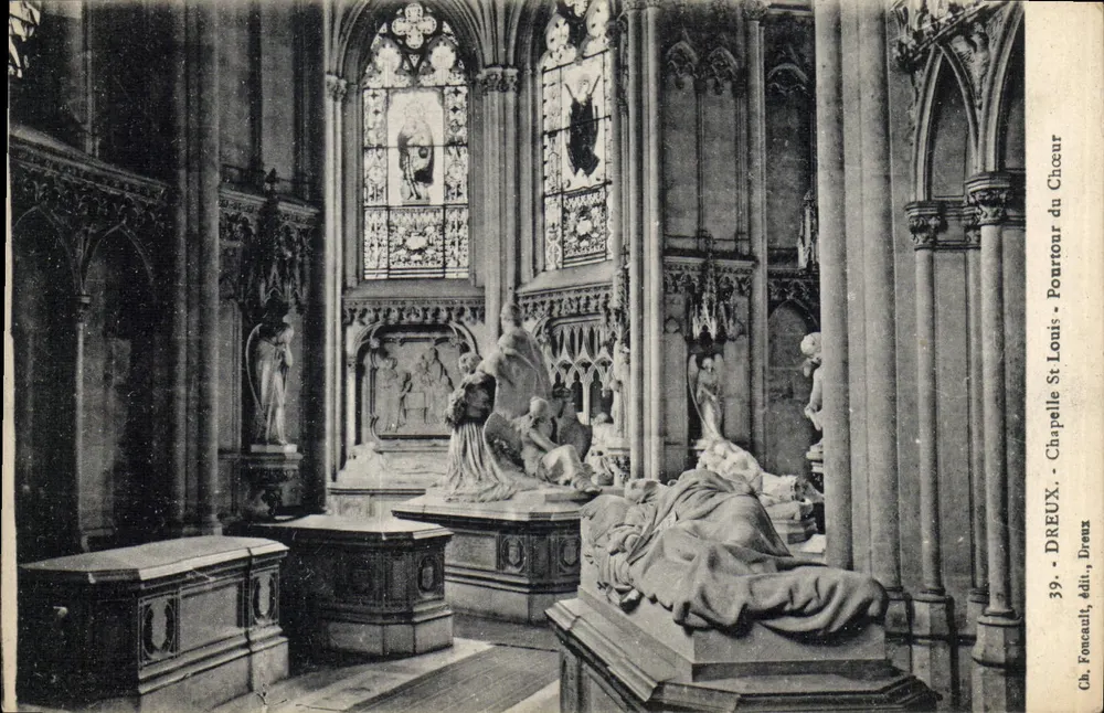 Dreux - Kapelle des Chors - Innenraum mit Statuen und Glasfenstern - Vorderseite
