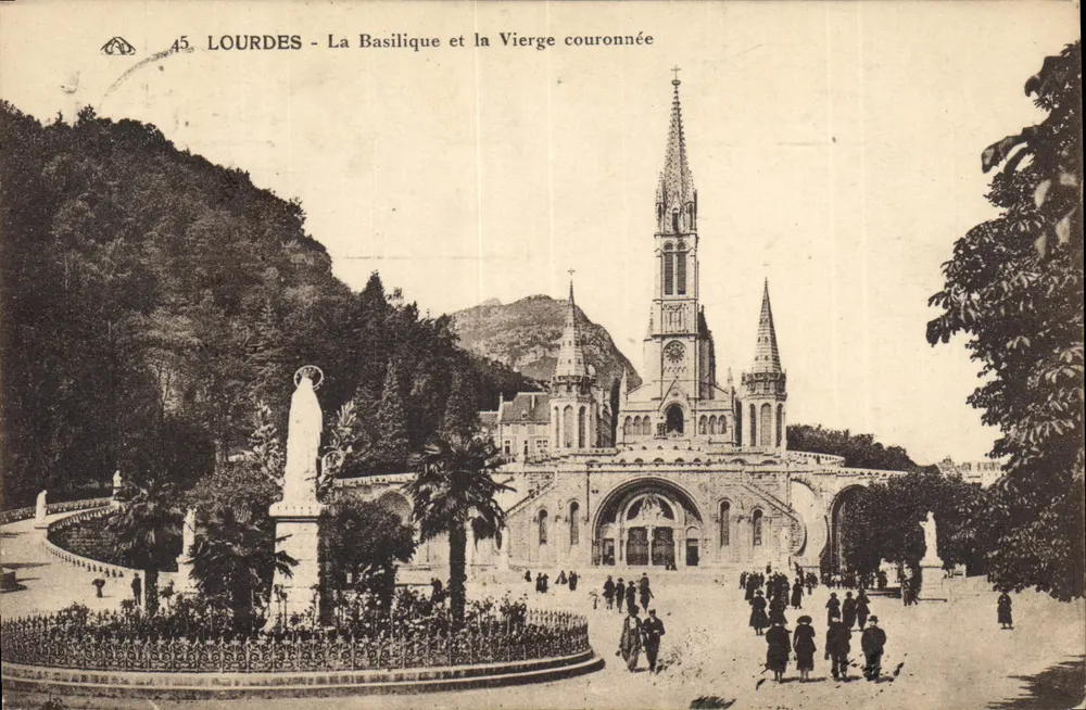 Lourdes - Die Basilika und die gekrönte Jungfrau — unbekannter Verlag, Nr. 45 - Vorderseite