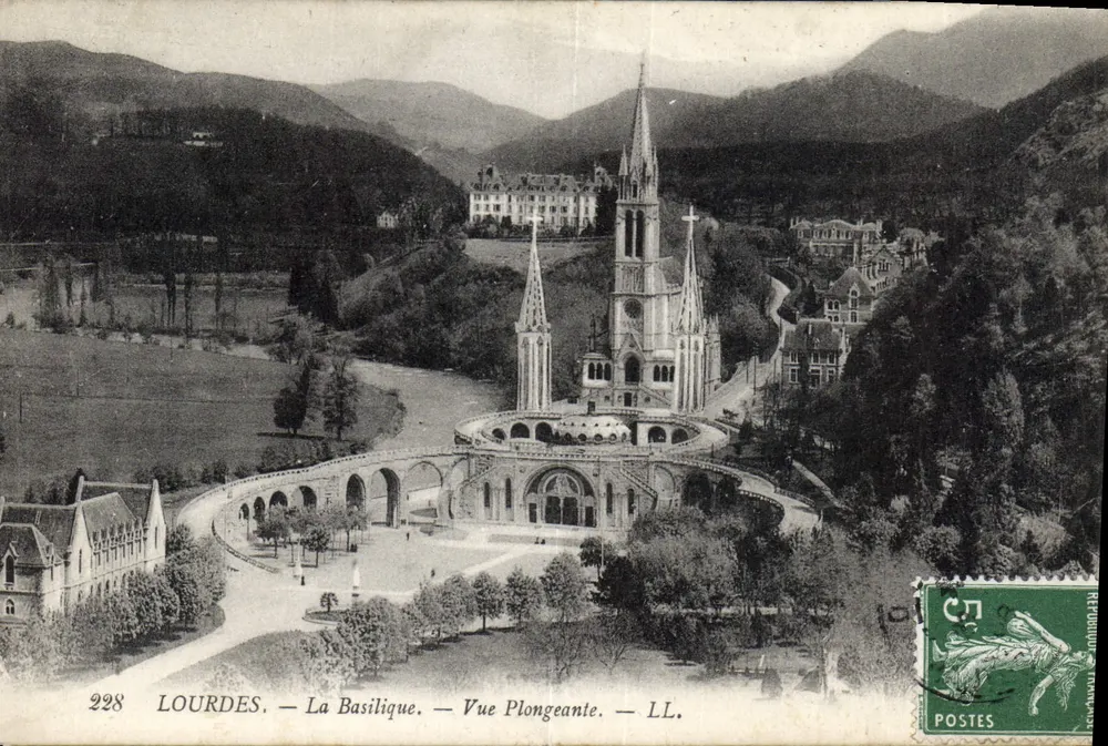 Lourdes — A Basílica — Vista Aérea — LL. - Frente