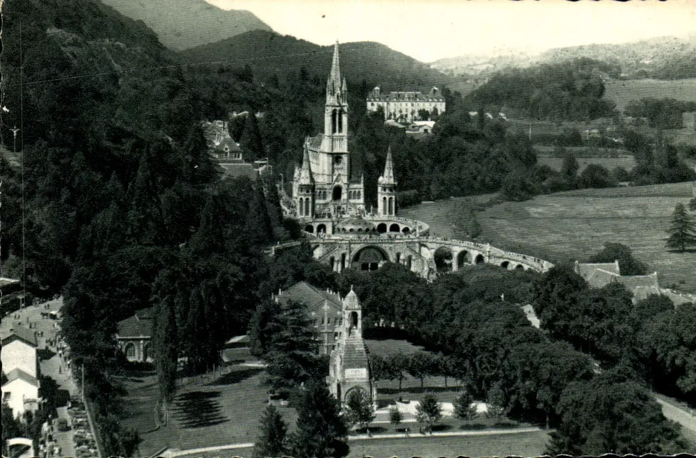 Lourdes — Blick auf die Basilika vom befestigten Schloss — Photo Quinault - Edition Palais du Bossaire - Vorderseite