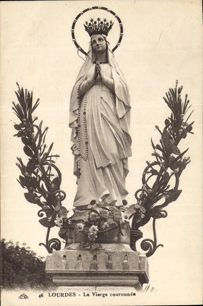 Lourdes - A Virgem Coroada — estátua da Virgem Maria com coroa e rosário, n°46 - Frente