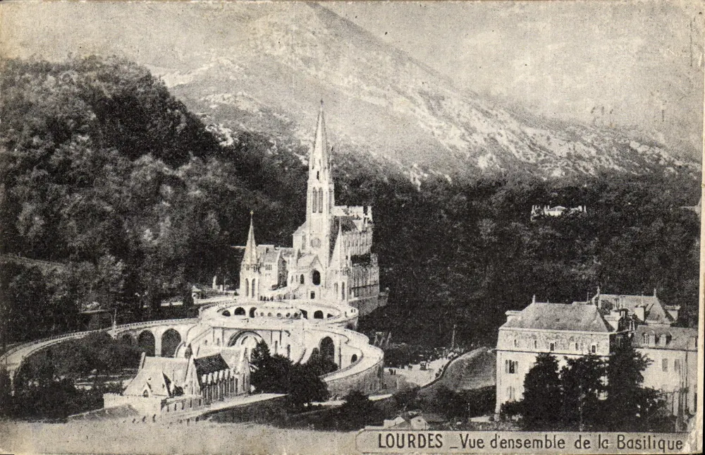Lourdes — Vista geral da Basílica — Edição Palais du Rocaire, Lourdes - Frente