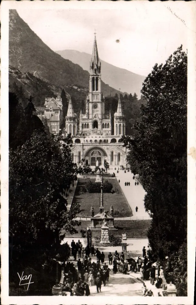 Lourdes — A Basílica e a Esplanada — Foto Verdadeira - Frente