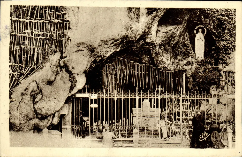 Gruta de Lourdes — Interior da Gruta Milagrosa — Edições Labouchère, Toulouse, n° 825 - Frente