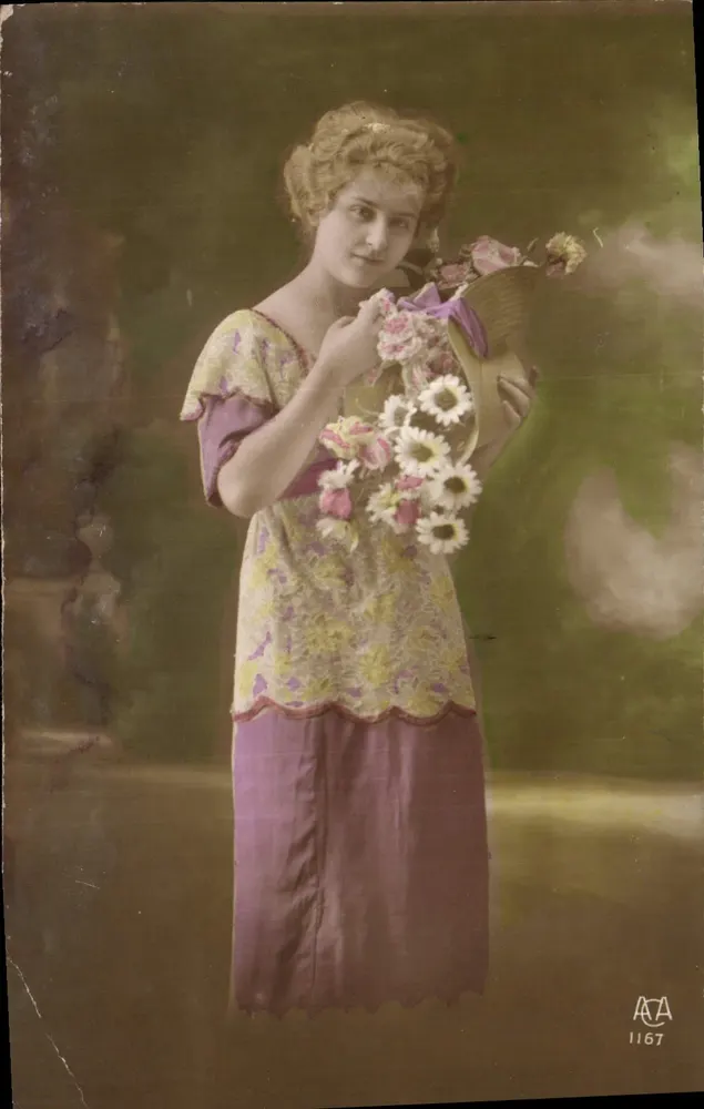 Jovem mulher em vestido violeta segurando um cesto de flores — editor A.A. n° 1167 - Frente