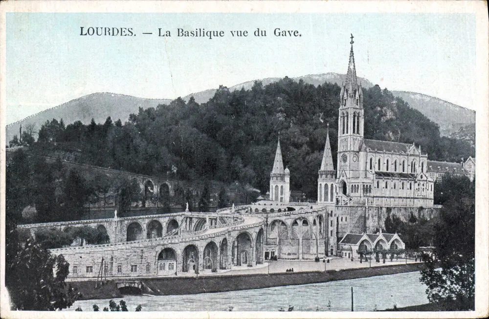 Lourdes — A Basílica vista do Gave. - Frente