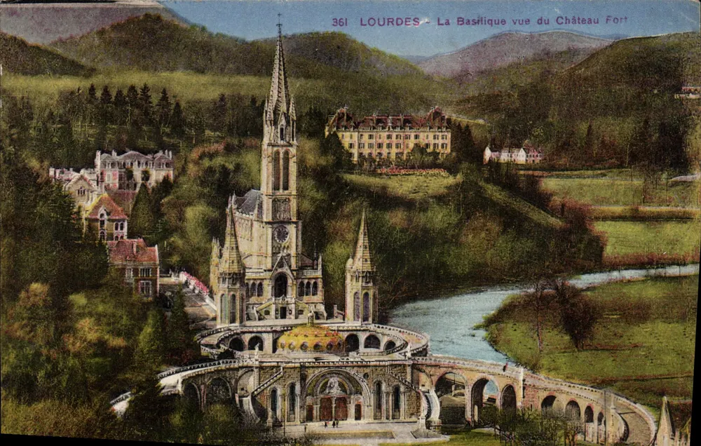 Lourdes — Blick auf die Basilika vom Schloss — Verlag Lourdes, Nr. 361 - Vorderseite