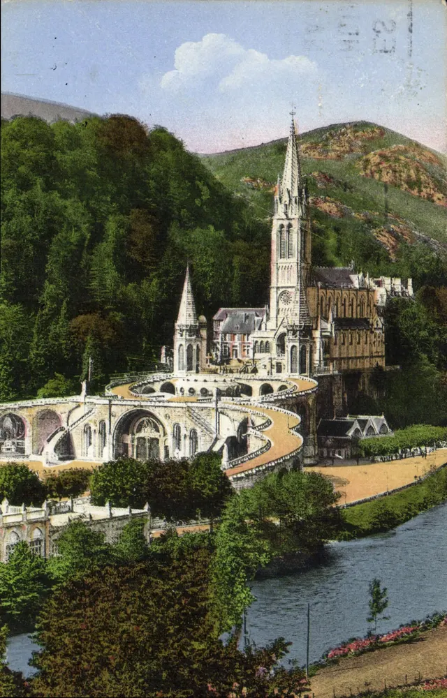 Lourdes — A Basílica e o Gave — Bilhete postal antigo n°353, editor CAP - Frente