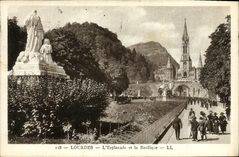 Lourdes — L'Esplanade e a Basílica — LL — n°118 - Frente