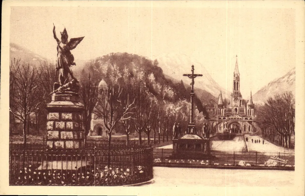 Lourdes - San Miguel y vista general de la Esplanade — Edición P. Doucet - Lourdes - Anverso