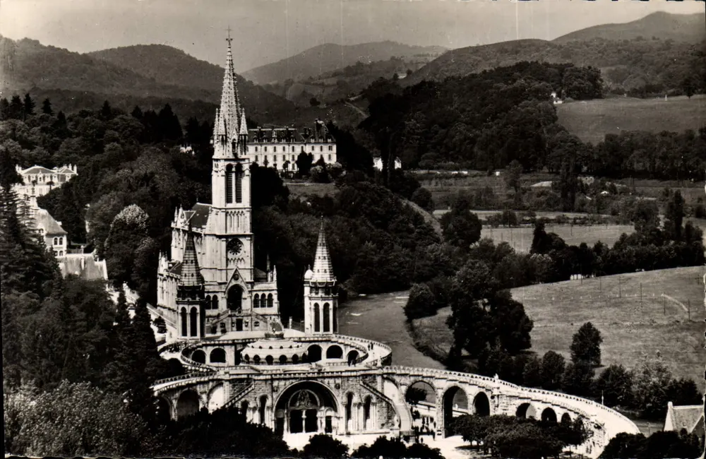 Lourdes — Die Basilika vom Schloss aus gesehen — Edition P. Doutrel, Cité Albert - Vorderseite