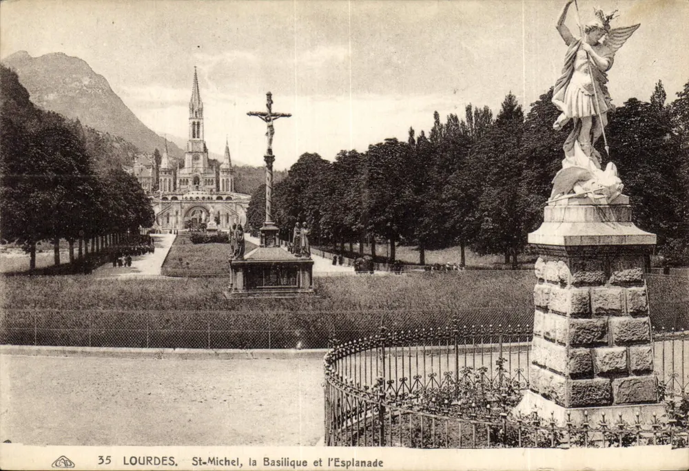 Lourdes. Santa Maria, a Basílica e a Esplanada — Bilhete postal antigo n°35 - Frente