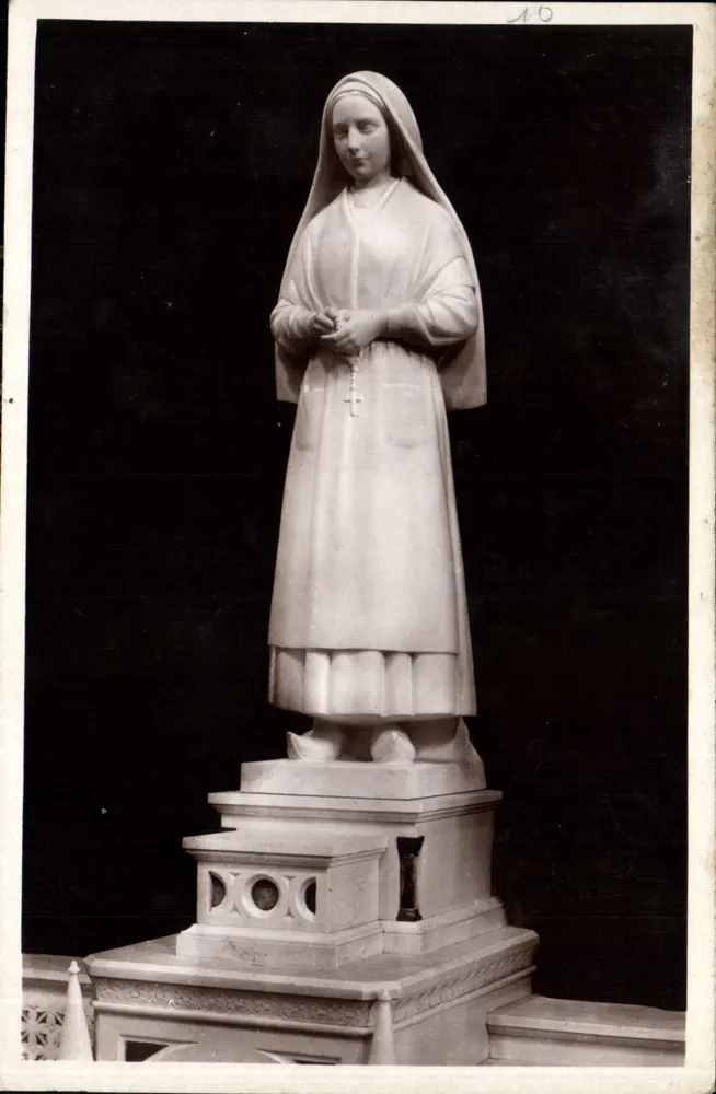 Statue de Sainte Bernadette — Église paroissiale de Lourdes — Sculpture de Michèlelet - Recto