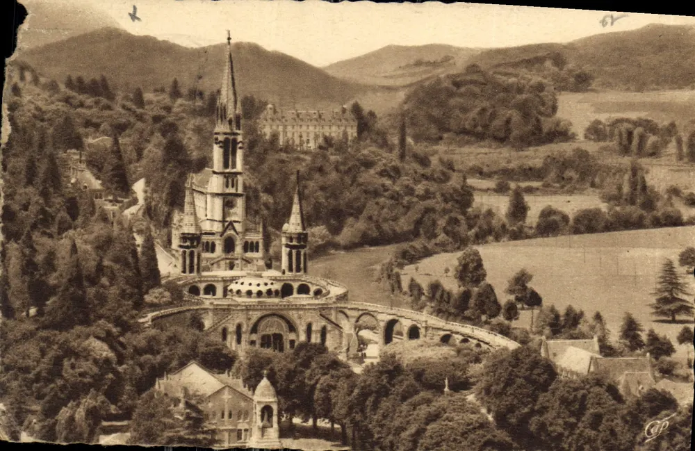 Lourdes — A Basílica e o Monumento Interallié — C'N DES ARTS PHOTOMÉDIAUX - PARIS - Frente