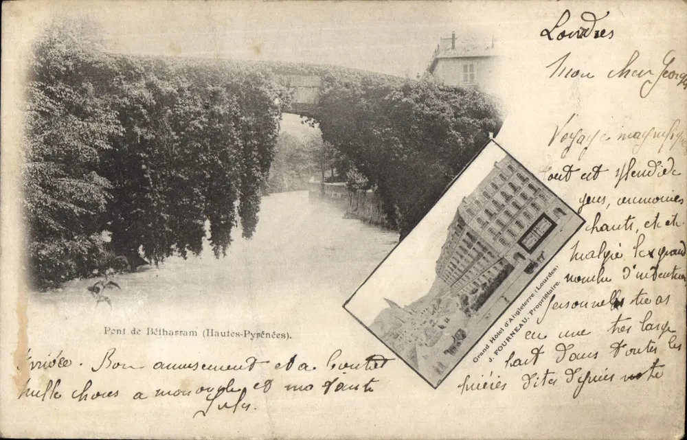 Most Bétharram (Hautes-Pyrénées) — widok mostu nad strumieniem, z wstawką reklamową dla Grand Hôtel d'Angleterre — wydawca J. POURNEAU, numer serii nie widoczny - Awers