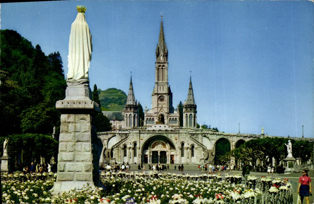 Lourdes — Basilika und Statue der gekrönten Jungfrau — Verlag A. Dourret, Nr. 67 - Vorderseite