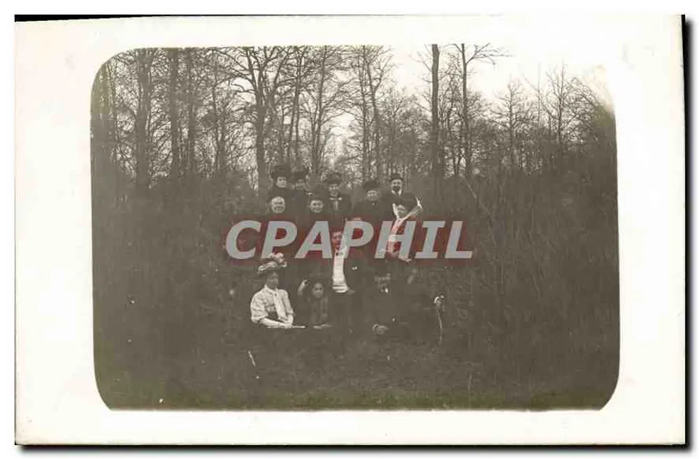Grupo de pessoas na floresta — foto de época — sem editor ou número visível - Frente