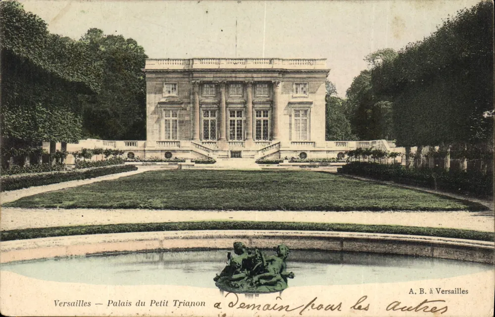 Versalhes — Palácio do Petit Trianon — A. B. em Versalhes - Frente