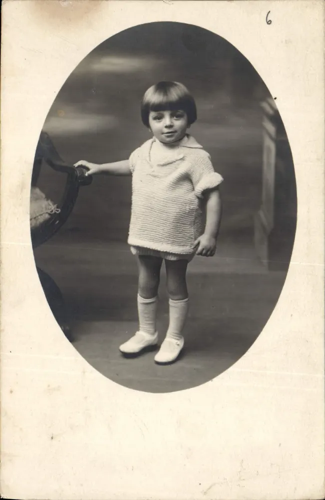Menina pequena — retrato em estúdio — editor desconhecido, número de série 6 - Frente