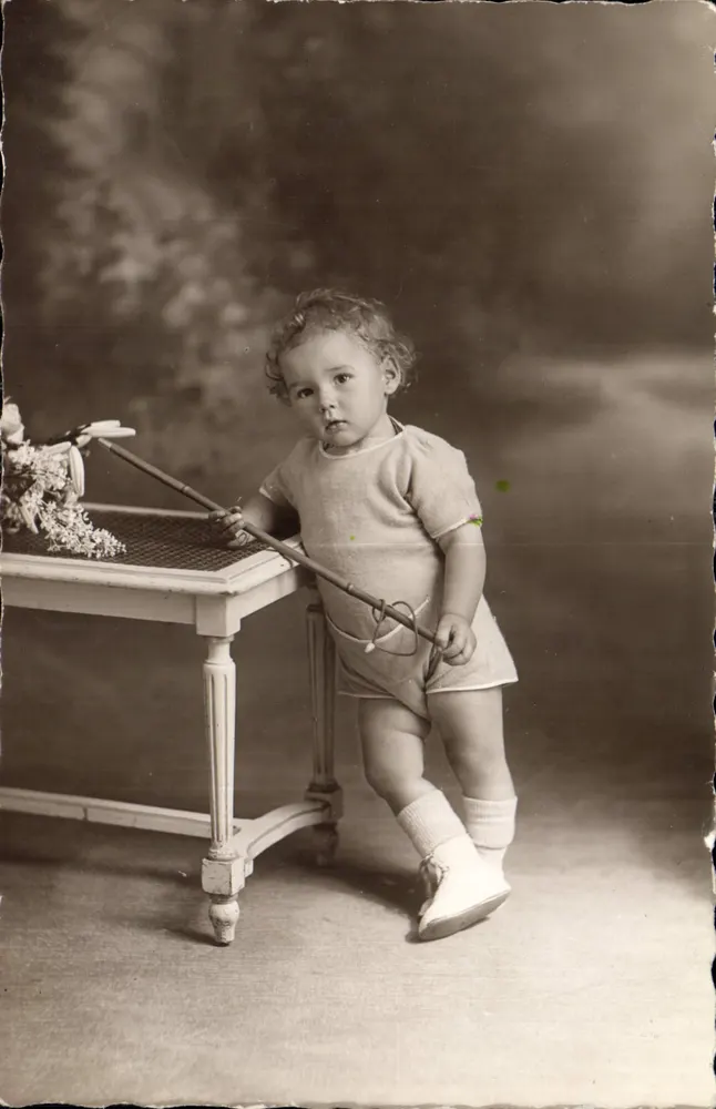 Criança de pé perto de uma mesa — Photo Parisienne G. Rossillon — n°15 - Frente