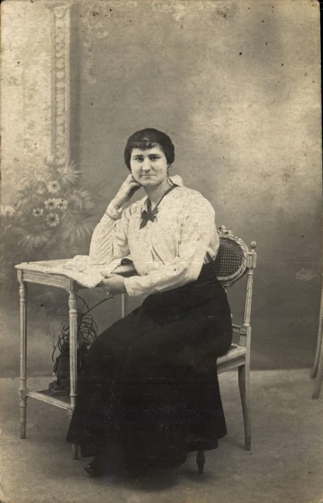 Mulher sentada à mesa — estúdio — Carte postale de la collection - Frente