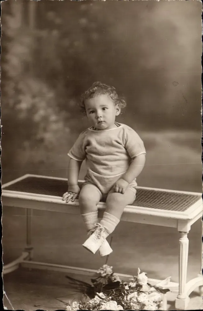 Bebê sentado em um banco — Foto Parisienne G. ROSSILLON — n° 0r - Frente