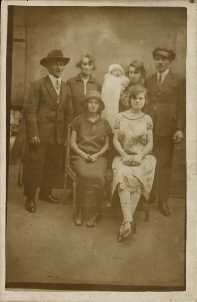 Família ou grupo — fotografia em sessão — editor desconhecido, número de série não visível - Frente