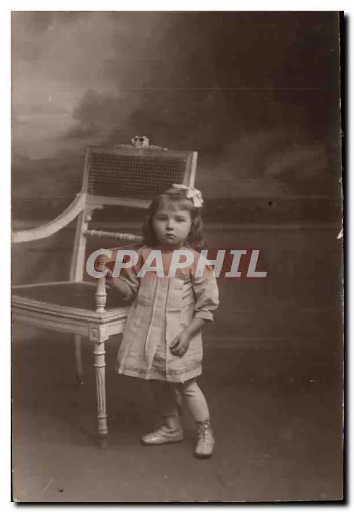 Menina — diante de uma cadeira com encosto decorado — Photo-Idéal, 83 rue de Paris, Le Havre - Frente