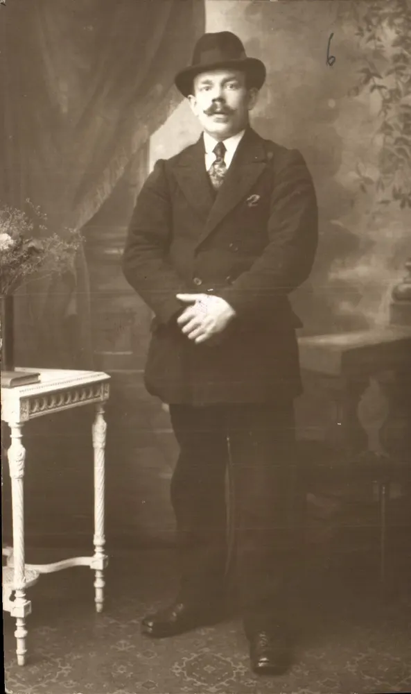 Retrato de homem em traje — estúdio — editor desconhecido, n° de série 6 - Frente