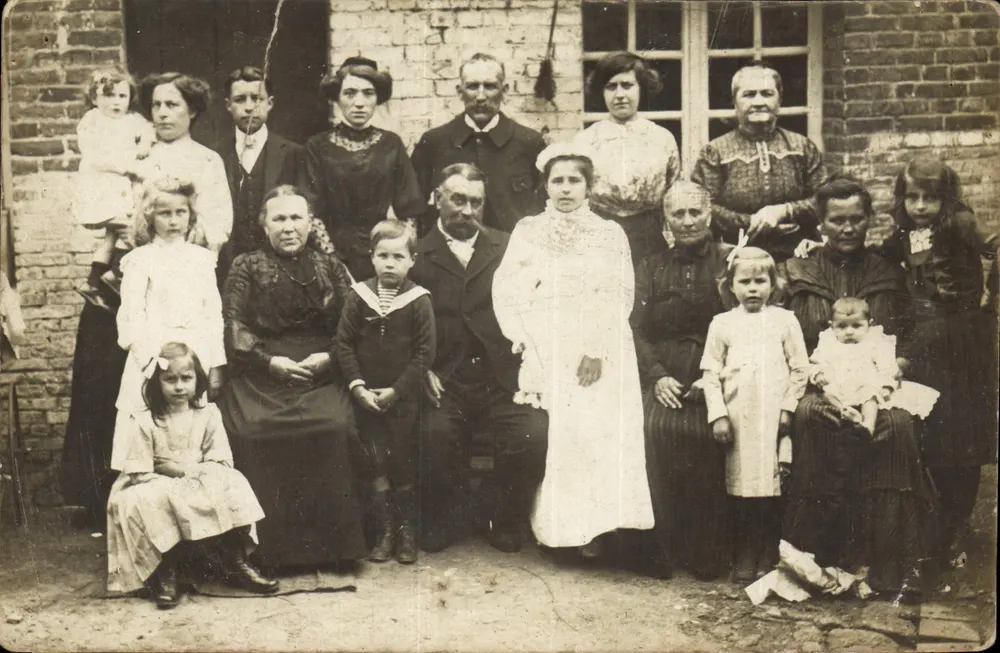 Família — grupo diante de um muro de tijolos — R. DUVAU — Colombes - Frente