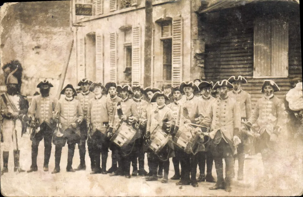 Grupo de músicos em traje militar — Rue de la République — Editor não identificado - Frente