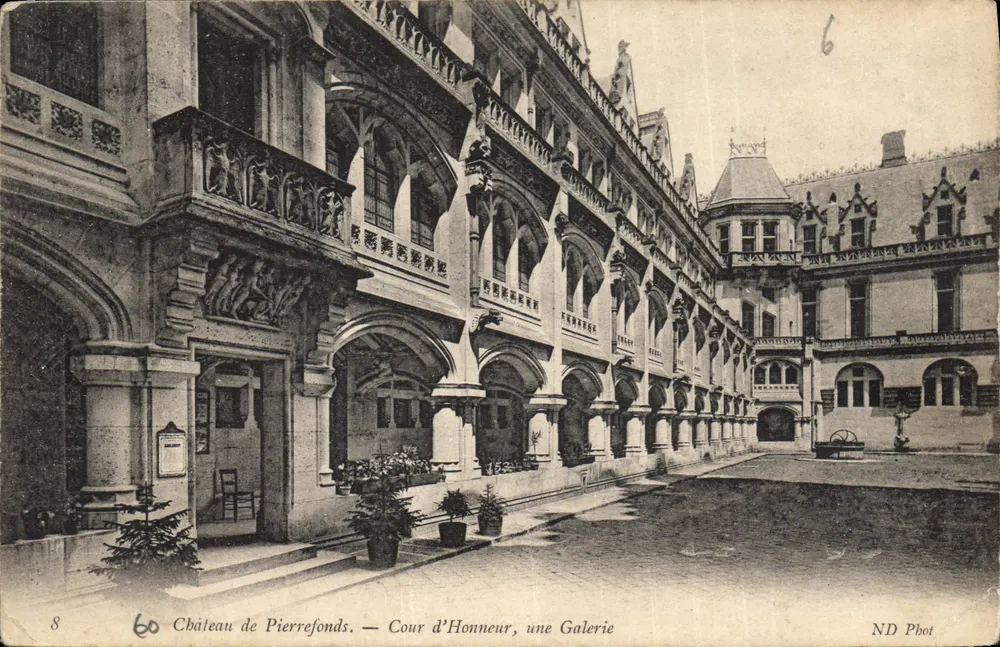Schloss Pierrefonds — Cour d'Honneur, eine Galerie — ND Phot - Vorderseite