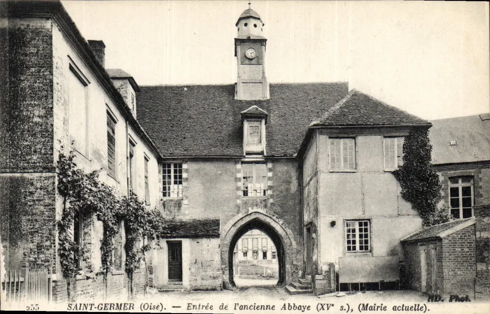 Saint-Germer (Oise) — Entrada da antiga Abadia (século XV), (Prefeitura atual). — ND. Fot. - Frente